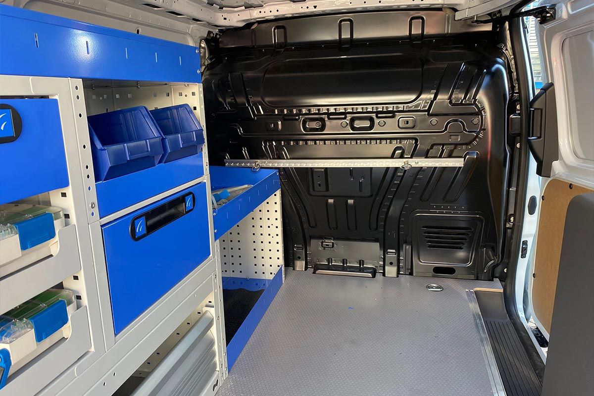 echipare duba ford transit connect cu mobilier metalic albastru, podea autoutilitara