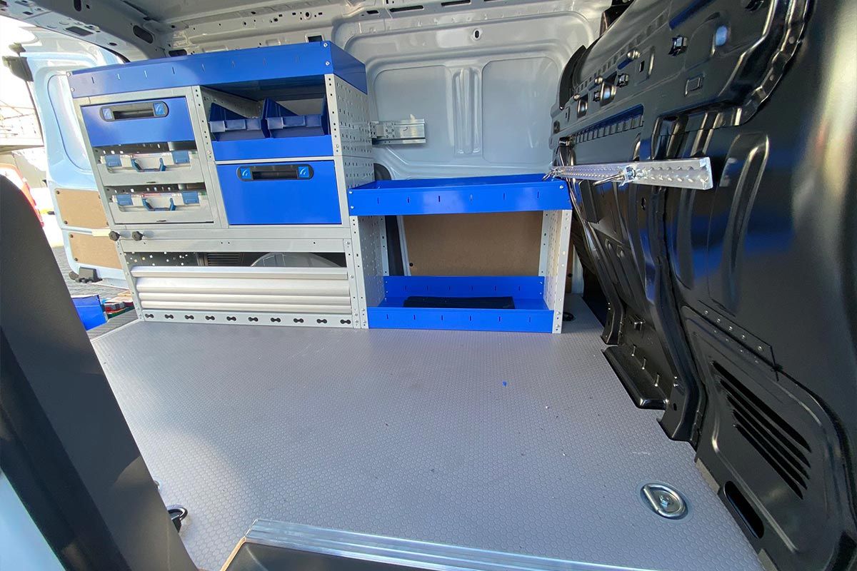 configurare furgon ford transit connect cu sisteme de organizare scule si instrumente de lucru, casetiere cu rafturi deschise albastre, sertare, valize, cutii scule